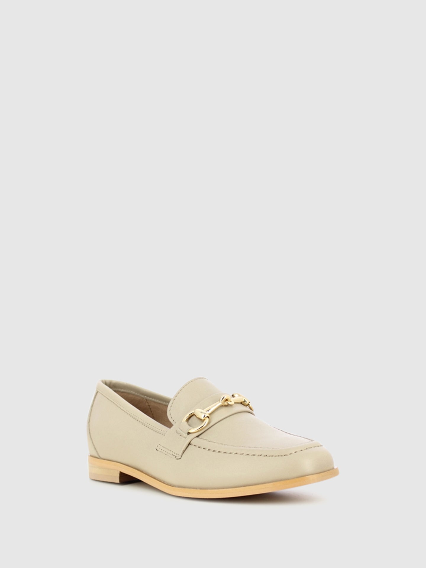 Foreva Loafers com Apliques Metálicos em Taupe